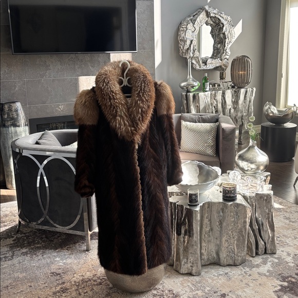 Oh my gosh look at this size small /medium
Mink fox mix genuine fur 1980s - Picture 15 of 17